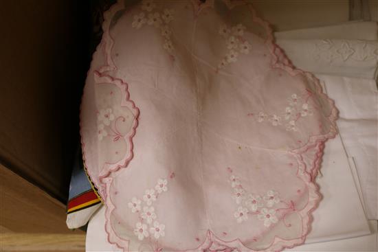 A quantity of lace and linen